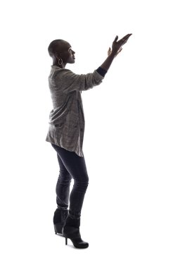 Beyaz arka planda siyah kadın Afro-Amerikan model. O konuşan ya da bir oyuncu ya da bir iş adamı ya da siyasi aday gibi davranıyor 