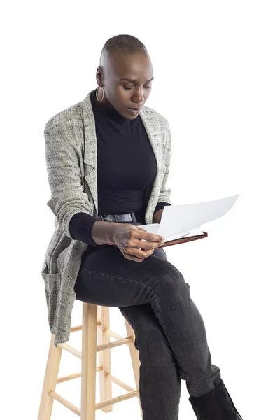 黒人アフリカ系アメリカ人のビジネスウーマンが契約書やレポートを読んだり クラスやセミナーのためにレッスンを準備している教師 彼女は書類で白い背景に座って孤立している — ストック写真
