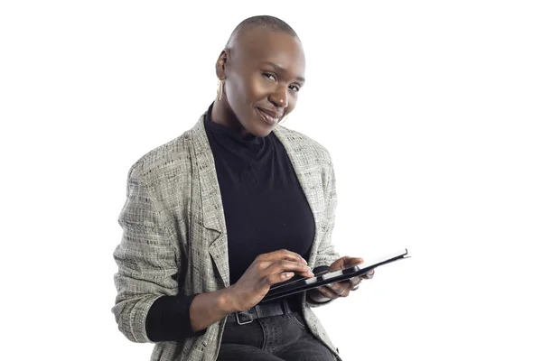 黒人アフリカ系アメリカ人の女性教師が タブレットコンピュータでオンラインでコースやレッスンを準備しています 彼女はセミナーの概要を準備するビジネスウーマンになれる — ストック写真