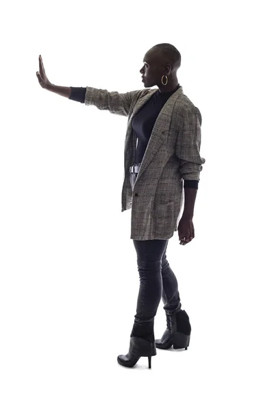 Zwarte Vrouwelijke Afro Amerikaanse Model Een Witte Achtergrond Houdt Hands — Stockfoto