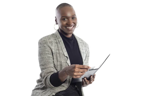 Schwarzafrikanisch Amerikanische Geschäftsfrau Posiert Mit Einer Rechnung Oder Rechnung Sie — Stockfoto