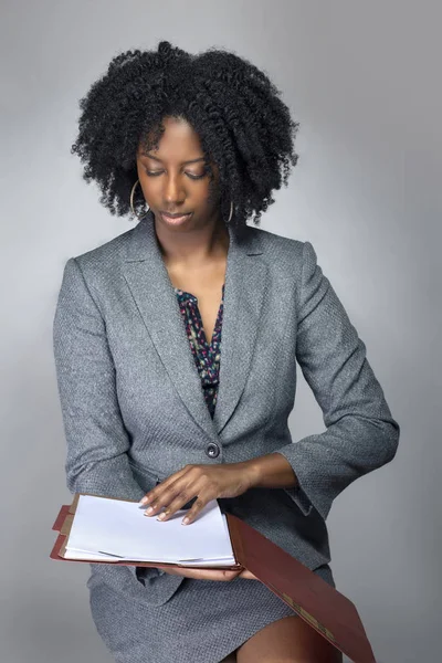 Empresária Negra Afro Americana Sentada Segurando Uma Pasta Contratos Documentos — Fotografia de Stock