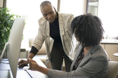 Siyah-Afro-Amerikan iş kadınları veya iş arkadaşları birlikte bir ofiste takım çalışması veya iş eğitimi yapıyor. Kadınlar yeni kurulan bir işte birlikte çalışıyorlar.. 