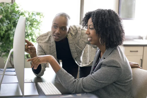 Mujeres Negocios Afroamericanas Negras Compañeros Trabajo Juntos Una Oficina Haciendo — Foto de Stock