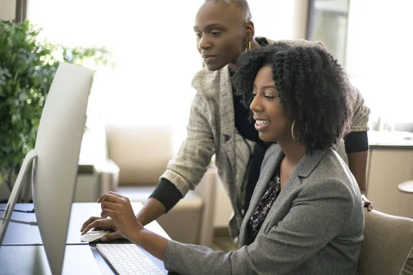 Negros Empresários Afro Americanos Colegas Trabalho Juntos Escritório Fazendo Trabalho — Fotografia de Stock