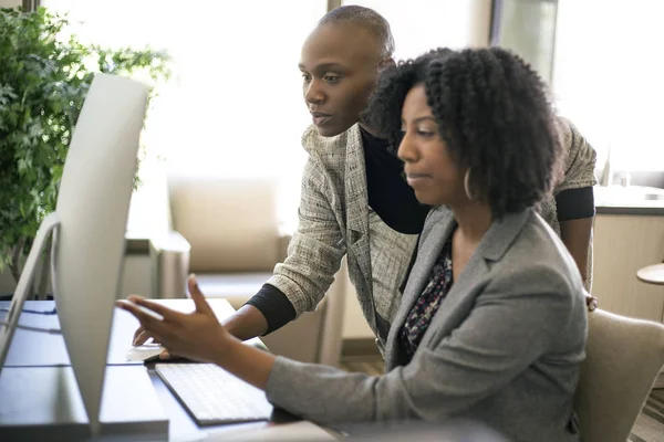 Negros Empresários Afro Americanos Colegas Trabalho Juntos Escritório Fazendo Trabalho — Fotografia de Stock