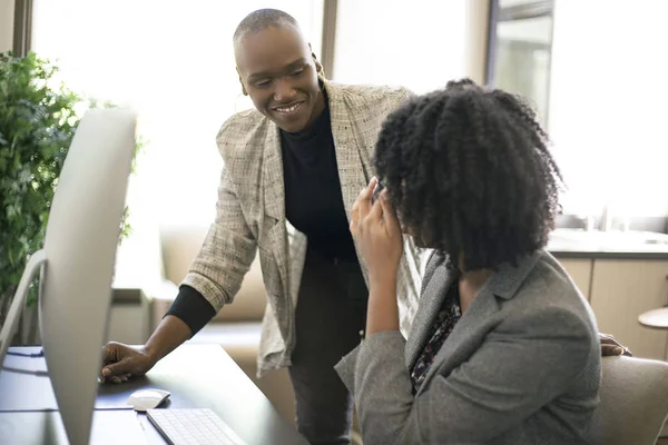 Mujeres Negocios Afroamericanas Negras Compañeros Trabajo Juntos Una Oficina Haciendo — Foto de Stock