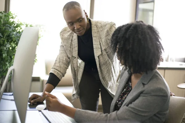 Negros Empresários Afro Americanos Colegas Trabalho Juntos Escritório Fazendo Trabalho — Fotografia de Stock