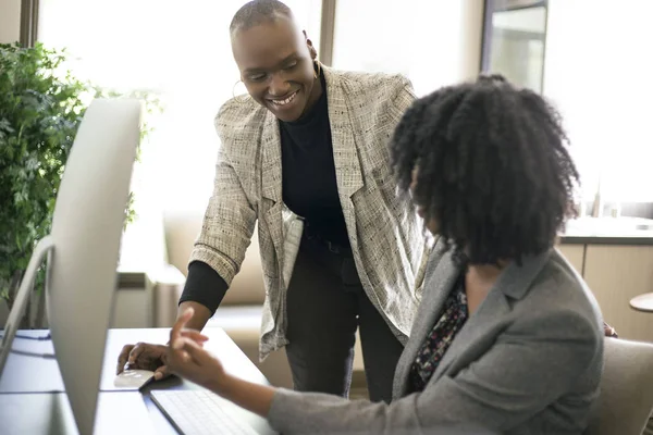 Negros Empresários Afro Americanos Colegas Trabalho Juntos Escritório Fazendo Trabalho — Fotografia de Stock