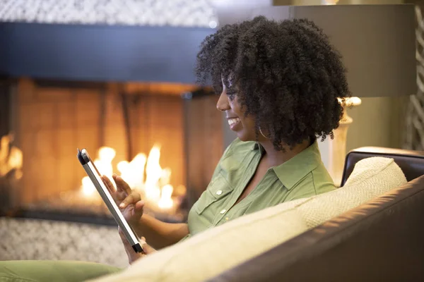Zwarte Afro Amerikaanse Vrouw Ontspannen Thuis Lezen Surfen Het Internet — Stockfoto
