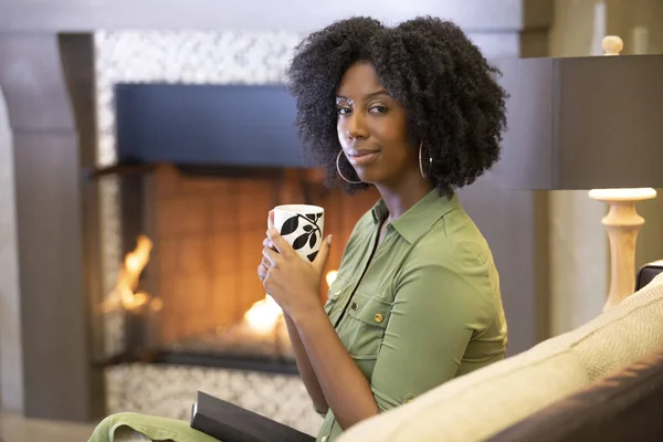 Mulher Negra Afro Americana Descansando Casa Bebendo Café Chá Cbd — Fotografia de Stock