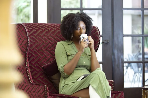 Mulher Negra Afro Americana Descansando Casa Bebendo Café Chá Cbd — Fotografia de Stock