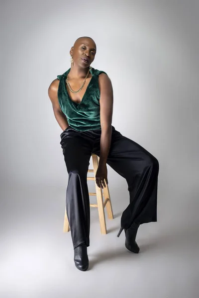 Fekete Afrikai Amerikai Női Divat Modell Viselése Trendi Zöld Ruhában — Stock Fotó