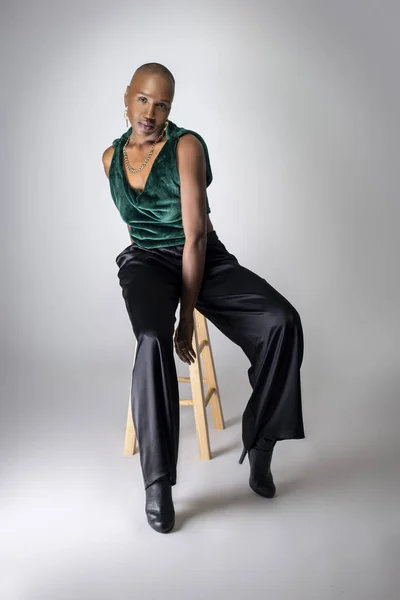 Black African American Female Fashion Model Wearing Trendy Green Outfit — Stock Photo, Image