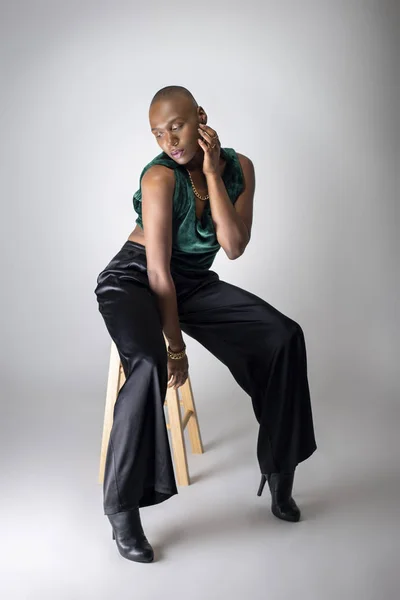 Black African American Female Fashion Model Wearing Trendy Green Outfit — Stock Photo, Image