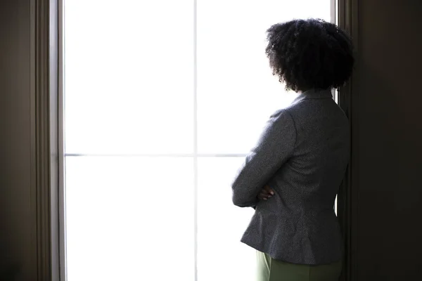 Silueta Una Mujer Negocios Afroamericana Negra Pensando Ventana Oficina Ella — Foto de Stock