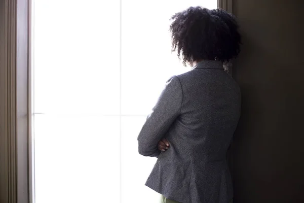 Silhueta Uma Mulher Negócios Afro Americana Estressada Olhando Preocupado Pensando — Fotografia de Stock