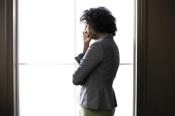 Silueta Una Mujer Negocios Afroamericana Estresada Que Parece Preocupada Pensando —  Fotos de Stock