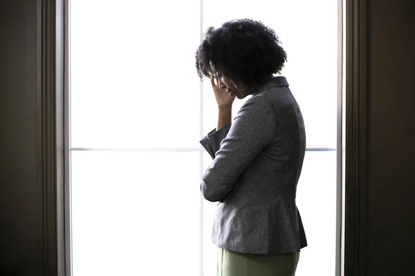 Siyah Amerikalı Bir Kadını Siluet Endişeli Görünümlü Ofis Penceresi Tarafından — Stok fotoğraf