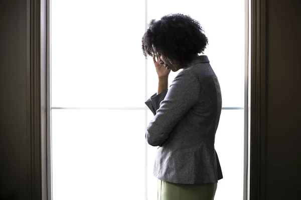 Silueta Una Mujer Negocios Afroamericana Estresada Que Parece Preocupada Pensando —  Fotos de Stock