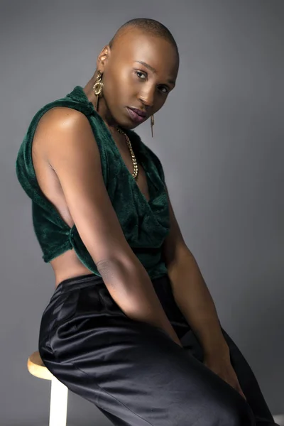 Black African American Moda Model Noszenia Modny Zielony Strój Obcasy — Zdjęcie stockowe