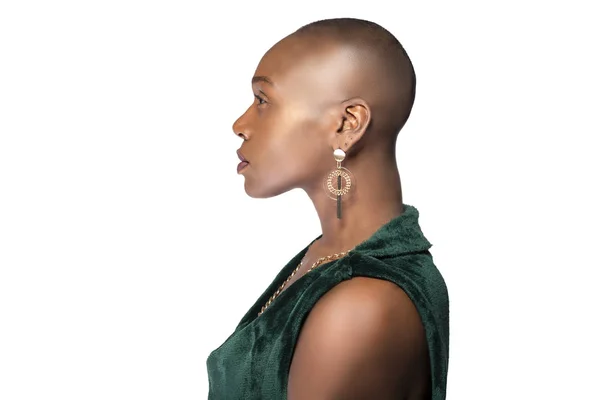 Piękna Czarna Afrykańska Amerykańska Modelka Pozuje Pewnie Łysy Fryzurę Białym — Zdjęcie stockowe