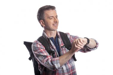 Orta yaşlı bir adam veya yaşlı vatandaş bir akıllı saat üzerinde sağlık uygulamaları ile kalp hızı nabız kontrol. O da gps navigasyon için giyilebilir teknolojiyi kontrol eden bir yürüyüşçü gibi görünüyor.