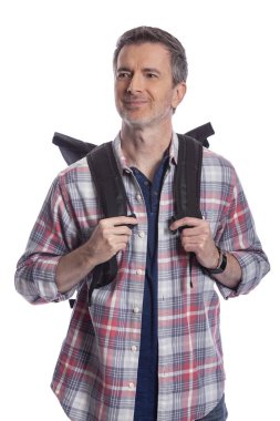 Orta Yaşlı adam yürüyüş veya trekking ya da seyahat ederken bir turist olarak yürüyüş tarafından emeklilik sırasında sağlıklı aktiviteler yapıyor. O beyaz bir arka plan üzerinde bir sırt çantası taşıyan kendinden emin ve mutlu görünüyor.