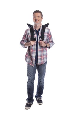 Orta Yaşlı adam yürüyüş veya trekking ya da seyahat ederken bir turist olarak yürüyüş tarafından emeklilik sırasında sağlıklı aktiviteler yapıyor. O beyaz bir arka plan üzerinde bir sırt çantası taşıyan kendinden emin ve mutlu görünüyor.