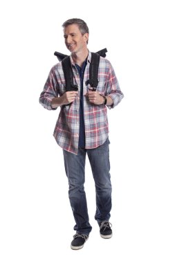 Orta Yaşlı adam yürüyüş veya trekking ya da seyahat ederken bir turist olarak yürüyüş tarafından emeklilik sırasında sağlıklı aktiviteler yapıyor. O beyaz bir arka plan üzerinde bir sırt çantası taşıyan kendinden emin ve mutlu görünüyor.