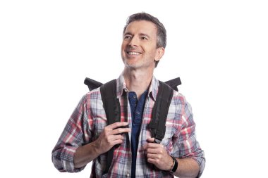 Orta Yaşlı adam yürüyüş veya trekking ya da seyahat ederken bir turist olarak yürüyüş tarafından emeklilik sırasında sağlıklı aktiviteler yapıyor. O beyaz bir arka plan üzerinde bir sırt çantası taşıyan kendinden emin ve mutlu görünüyor.