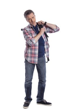 Orta yaşlı adam yürüyüş veya trekking için bir sırt çantası hazırlanıyor. O da bir turist paketleme el bir yolculuk için hazırlık bagaj taşımak olabilir.