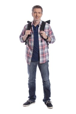 Orta yaşlı adam yürüyüş veya trekking için bir sırt çantası hazırlanıyor. O da bir turist paketleme el bir yolculuk için hazırlık bagaj taşımak olabilir.