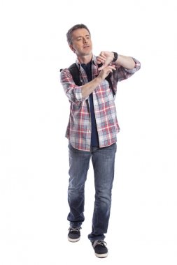 Orta yaşlı bir adam veya yaşlı vatandaş bir akıllı saat üzerinde sağlık uygulamaları ile kalp hızı nabız kontrol. O da gps navigasyon için giyilebilir teknolojiyi kontrol eden bir yürüyüşçü gibi görünüyor.