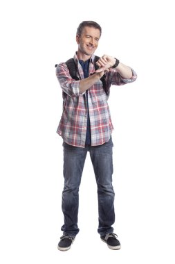 Orta yaşlı bir adam veya yaşlı vatandaş bir akıllı saat üzerinde sağlık uygulamaları ile kalp hızı nabız kontrol. O da gps navigasyon için giyilebilir teknolojiyi kontrol eden bir yürüyüşçü gibi görünüyor.