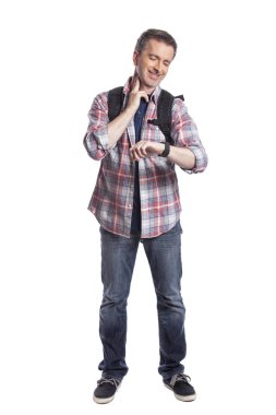 Orta yaşlı bir adam veya yaşlı vatandaş bir akıllı saat üzerinde sağlık uygulamaları ile kalp hızı nabız kontrol. O da gps navigasyon için giyilebilir teknolojiyi kontrol eden bir yürüyüşçü gibi görünüyor.