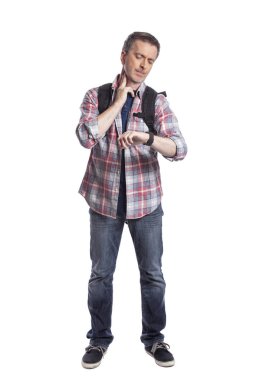 Orta yaşlı bir adam veya yaşlı vatandaş bir akıllı saat üzerinde sağlık uygulamaları ile kalp hızı nabız kontrol. O da gps navigasyon için giyilebilir teknolojiyi kontrol eden bir yürüyüşçü gibi görünüyor.