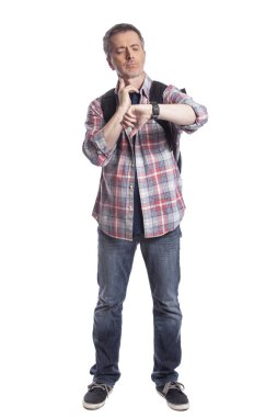 Orta yaşlı bir adam veya yaşlı vatandaş bir akıllı saat üzerinde sağlık uygulamaları ile kalp hızı nabız kontrol. O da gps navigasyon için giyilebilir teknolojiyi kontrol eden bir yürüyüşçü gibi görünüyor.