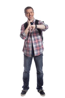 Orta yaşlı bir adam veya yaşlı vatandaş bir akıllı saat üzerinde sağlık uygulamaları ile kalp hızı nabız kontrol. O da gps navigasyon için giyilebilir teknolojiyi kontrol eden bir yürüyüşçü gibi görünüyor.