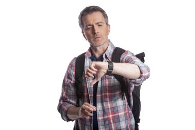 Orta yaşlı bir adam veya yaşlı vatandaş bir akıllı saat üzerinde sağlık uygulamaları ile kalp hızı nabız kontrol. O da gps navigasyon için giyilebilir teknolojiyi kontrol eden bir yürüyüşçü gibi görünüyor.