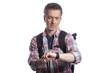 Orta yaşlı bir adam veya yaşlı vatandaş bir akıllı saat üzerinde sağlık uygulamaları ile kalp hızı nabız kontrol. O da gps navigasyon için giyilebilir teknolojiyi kontrol eden bir yürüyüşçü gibi görünüyor.