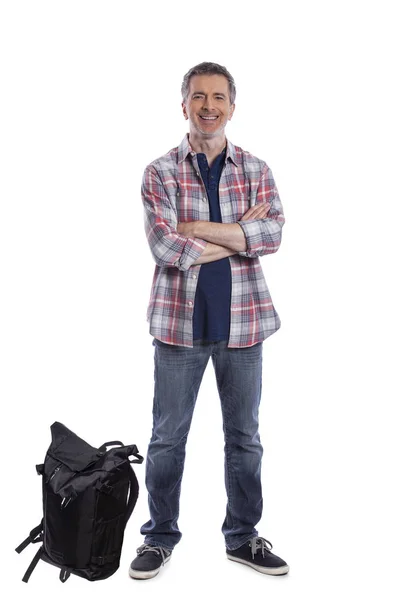 准备徒步旅行或徒步旅行的中年男子准备背包 他也可以是一个游客包装手提行李 为旅行做准备 — 图库照片