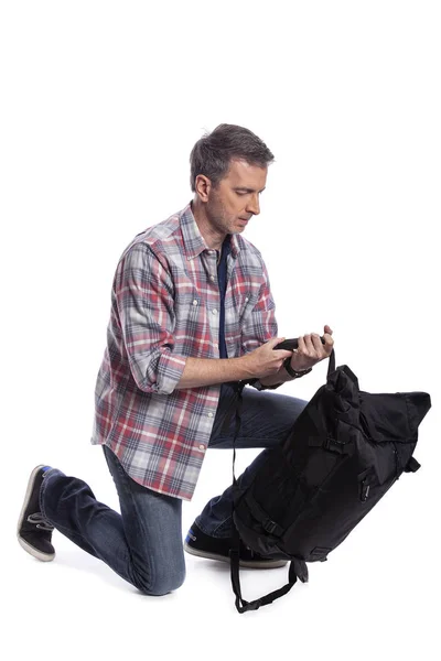 Hombre Mediana Edad Preparando Una Mochila Para Senderismo Trekking También — Foto de Stock