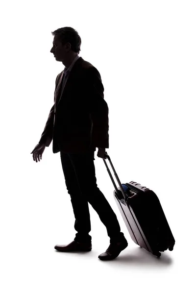 一个商人出差和携带行李旅行的剪影 那人提着包 准备在机场登机 — 图库照片