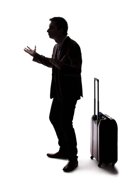 愤怒的商人或携带行李的旅行者的剪影 仿佛在机场就延误或取消问题争吵 游客对旅行的压力感到愤怒 — 图库照片