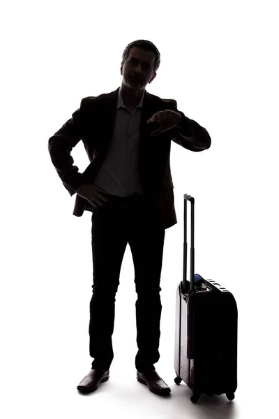 フライトの遅延や欠航で動揺している旅行ビジネスマンのシルエット 旅行者はストレスを感じ 荷物を持って待っている 白い背景に隔離 — ストック写真