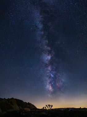 Göksel astronomi bilimini ya da cennetin dini bir görünümünü betimleyen Samanyolu Galaksisi'ni gösteren yıldızlı gece gökyüzünün manzara manzarası. Manzara gece alınır.    