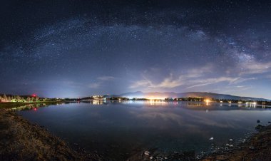 Göksel astronomi bilimini ya da cennetin dini bir görünümünü betimleyen Samanyolu Galaksisi'ni gösteren yıldızlı gece gökyüzünün manzara manzarası. Manzara gece alınır.    