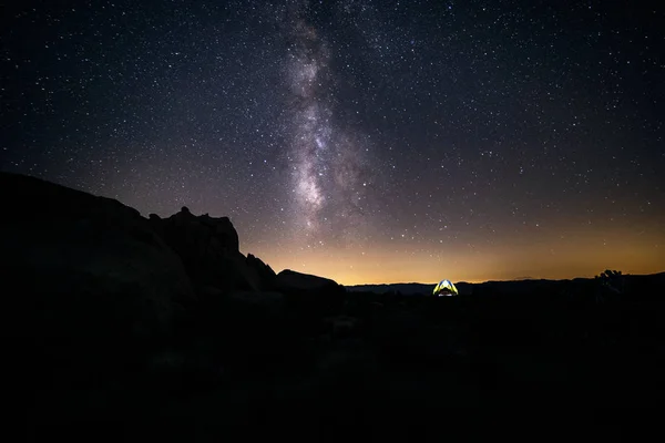 Vista Panorâmica Céu Estrelado Noturno Que Mostra Galáxia Láctea Retratando — Fotografia de Stock