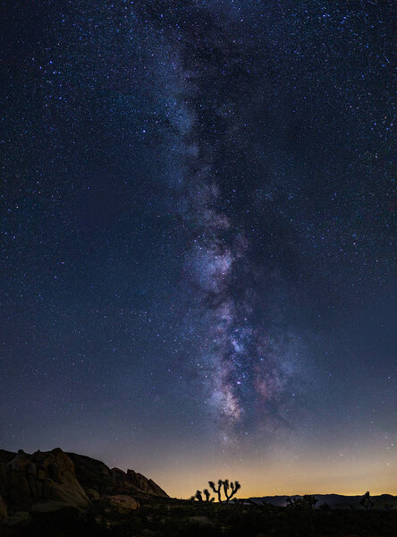 Сценический вид звездного ночного неба, показывающий галактику Млечный Путь, изображающую астрономию или религиозный взгляд на рай. Пейзаж снимается в ночное время
.    